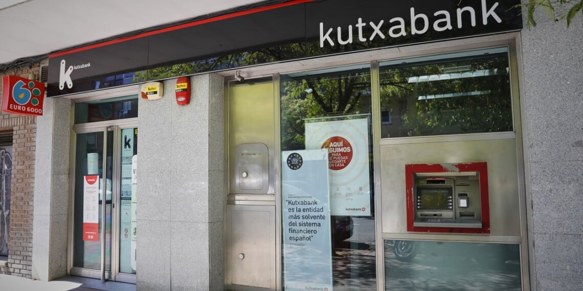 Exterior de la sucursal del banco Kutxabank en la Calle de la Oca de Madrid, en Madrid (España) a 3 de agosto de 2020.
03 AGOSTO 2020 DINERO;ECONOMÍA;CAJERO
Jesús Hellín / Europa Press
(Foto de ARCHIVO)
03/8/2020